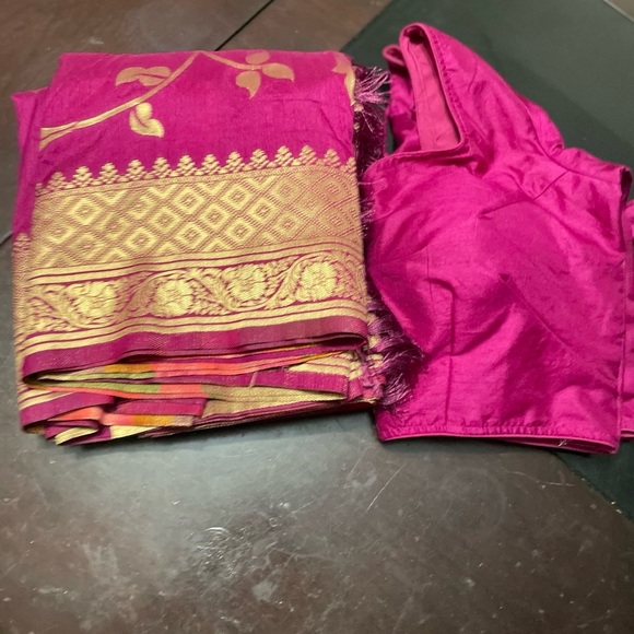 Vibrant purplish ready to wear saree  Blouse with Gold Accents - Picture 7 of 9